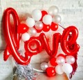 balonowy napis love na walentynki